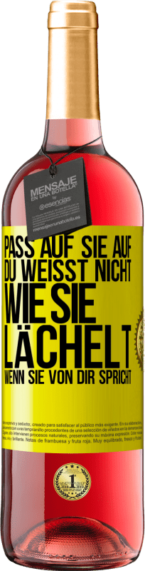 29,95 € Kostenloser Versand | Roséwein ROSÉ Ausgabe Pass auf sie auf. Du weißt nicht, wie sie lächelt, wenn sie von dir spricht Gelbes Etikett. Anpassbares Etikett Junger Wein Ernte 2024 Tempranillo