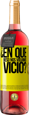 29,95 € Envío gratis | Vino Rosado Edición ROSÉ ¿En qué beso nos volvimos vicio? Etiqueta Amarilla. Etiqueta personalizable Vino joven Cosecha 2025 Tempranillo