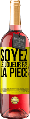 29,95 € Envoi gratuit | Vin rosé Édition ROSÉ Soyez le joueur pas la pièce Étiquette Jaune. Étiquette personnalisable Vin jeune Récolte 2025 Tempranillo