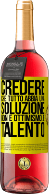 29,95 € Spedizione Gratuita | Vino rosato Edizione ROSÉ Credere che tutto abbia una soluzione non è ottimismo. È talento Etichetta Gialla. Etichetta personalizzabile Vino giovane Raccogliere 2024 Tempranillo