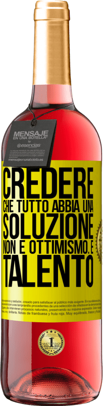 29,95 € Spedizione Gratuita | Vino rosato Edizione ROSÉ Credere che tutto abbia una soluzione non è ottimismo. È talento Etichetta Gialla. Etichetta personalizzabile Vino giovane Raccogliere 2024 Tempranillo