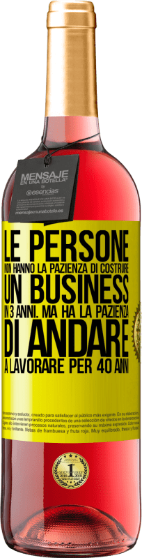 29,95 € Spedizione Gratuita | Vino rosato Edizione ROSÉ Le persone non hanno la pazienza di costruire un business in 3 anni. Ma ha la pazienza di andare a lavorare per 40 anni Etichetta Gialla. Etichetta personalizzabile Vino giovane Raccogliere 2024 Tempranillo