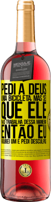 29,95 € Envio grátis | Vinho rosé Edição ROSÉ Pedi a Deus uma bicicleta, mas sei que Ele não trabalha dessa maneira. Então eu roubei um e pedi desculpas Etiqueta Amarela. Etiqueta personalizável Vinho jovem Colheita 2025 Tempranillo