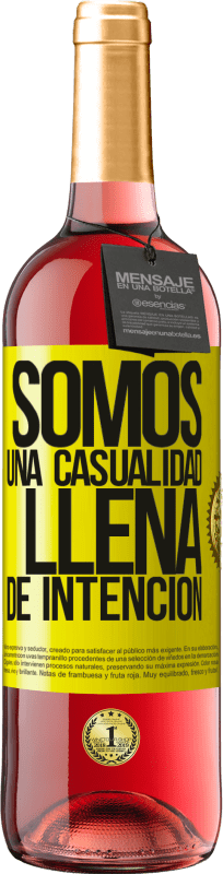 29,95 € Envío gratis | Vino Rosado Edición ROSÉ Somos una casualidad llena de intención Etiqueta Amarilla. Etiqueta personalizable Vino joven Cosecha 2024 Tempranillo