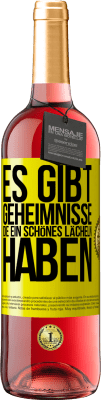 29,95 € Kostenloser Versand | Roséwein ROSÉ Ausgabe Es gibt Geheimnisse, die ein schönes Lächeln haben Gelbes Etikett. Anpassbares Etikett Junger Wein Ernte 2024 Tempranillo