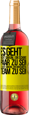 29,95 € Kostenloser Versand | Roséwein ROSÉ Ausgabe Es geht nicht darum, ein schönes Paar zu sein. Es geht darum, ein großartiges Team zu sein Gelbes Etikett. Anpassbares Etikett Junger Wein Ernte 2024 Tempranillo