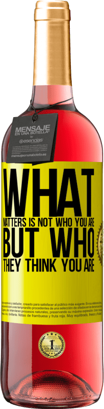 29,95 € Free Shipping | Rosé Wine ROSÉ Edition What matters is not who you are, but who they think you are Yellow Label. Customizable label Young wine Harvest 2025 Tempranillo