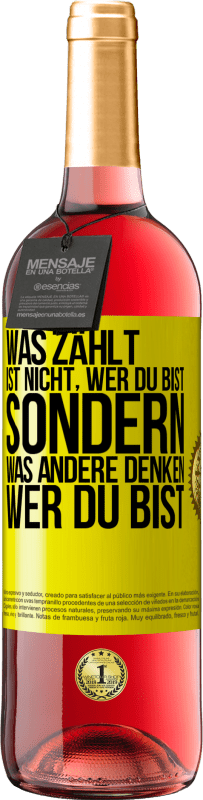 29,95 € Kostenloser Versand | Roséwein ROSÉ Ausgabe Was zählt, ist nicht, wer du bist, sondern, was andere denken, wer du bist Gelbes Etikett. Anpassbares Etikett Junger Wein Ernte 2025 Tempranillo
