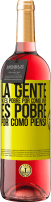 29,95 € Envío gratis | Vino Rosado Edición ROSÉ La gente no es pobre por como vive. Es pobre por como piensa Etiqueta Amarilla. Etiqueta personalizable Vino joven Cosecha 2025 Tempranillo