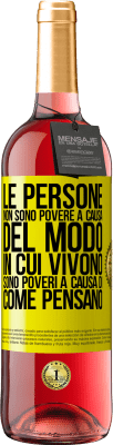 29,95 € Spedizione Gratuita | Vino rosato Edizione ROSÉ Le persone non sono povere a causa del modo in cui vivono. È povero a causa di come pensa Etichetta Gialla. Etichetta personalizzabile Vino giovane Raccogliere 2023 Tempranillo