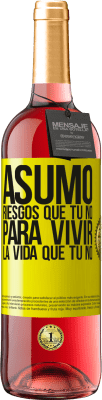 29,95 € Envío gratis | Vino Rosado Edición ROSÉ Asumo riesgos que tú no, para vivir la vida que tú no Etiqueta Amarilla. Etiqueta personalizable Vino joven Cosecha 2024 Tempranillo