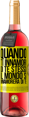 29,95 € Spedizione Gratuita | Vino rosato Edizione ROSÉ Quando ti innamori di te stesso, il mondo si innamorerà di te Etichetta Gialla. Etichetta personalizzabile Vino giovane Raccogliere 2025 Tempranillo