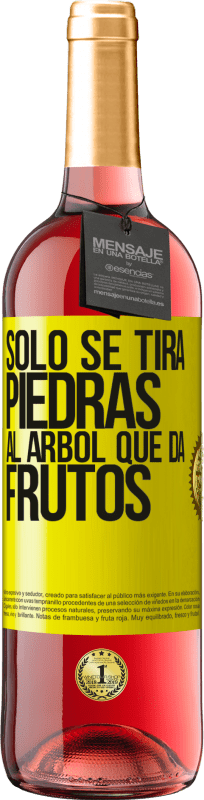 29,95 € Envío gratis | Vino Rosado Edición ROSÉ Sólo se tira piedras al árbol que da frutos Etiqueta Amarilla. Etiqueta personalizable Vino joven Cosecha 2025 Tempranillo