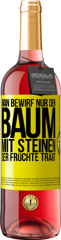 29,95 € Kostenloser Versand | Roséwein ROSÉ Ausgabe Man bewirf nur den Baum mit Steinen, der Früchte trägt Gelbes Etikett. Anpassbares Etikett Junger Wein Ernte 2024 Tempranillo