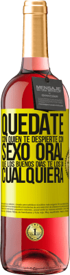 29,95 € Envío gratis | Vino Rosado Edición ROSÉ Quédate con quien te despierte con sexo oral, que los buenos días te los da cualquiera Etiqueta Amarilla. Etiqueta personalizable Vino joven Cosecha 2024 Tempranillo