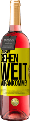 29,95 € Kostenloser Versand | Roséwein ROSÉ Ausgabe Langsam gehen. Weit vorankommen Gelbes Etikett. Anpassbares Etikett Junger Wein Ernte 2023 Tempranillo