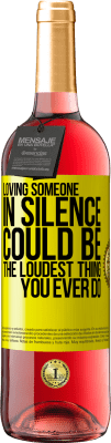 29,95 € 送料無料 | ロゼワイン ROSÉエディション 沈黙の中で誰かを愛することは、あなたがこれまでにした中で最も騒々しいことかもしれません 黄色のラベル. カスタマイズ可能なラベル 若いワイン 収穫 2024 Tempranillo