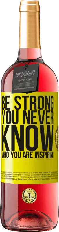 29,95 € Envío gratis | Vino Rosado Edición ROSÉ Be strong. You never know who you are inspiring Etiqueta Amarilla. Etiqueta personalizable Vino joven Cosecha 2024 Tempranillo