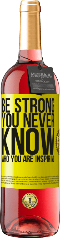 29,95 € Kostenloser Versand | Roséwein ROSÉ Ausgabe Be strong. You never know who you are inspiring Gelbes Etikett. Anpassbares Etikett Junger Wein Ernte 2024 Tempranillo