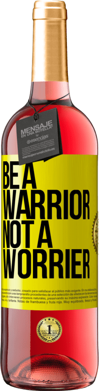 29,95 € 免费送货 | 桃红葡萄酒 ROSÉ版 Be a warrior, not a worrier 黄色标签. 可自定义的标签 青年酒 收成 2023 Tempranillo