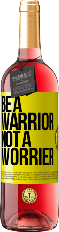29,95 € 免费送货 | 桃红葡萄酒 ROSÉ版 Be a warrior, not a worrier 黄色标签. 可自定义的标签 青年酒 收成 2025 Tempranillo