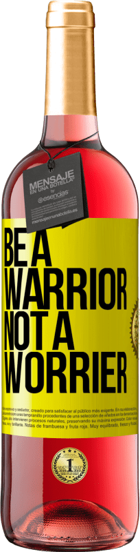 29,95 € Бесплатная доставка | Розовое вино Издание ROSÉ Be a warrior, not a worrier Желтая этикетка. Настраиваемая этикетка Молодое вино Урожай 2024 Tempranillo