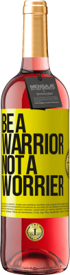 29,95 € Envío gratis | Vino Rosado Edición ROSÉ Be a warrior, not a worrier Etiqueta Amarilla. Etiqueta personalizable Vino joven Cosecha 2024 Tempranillo