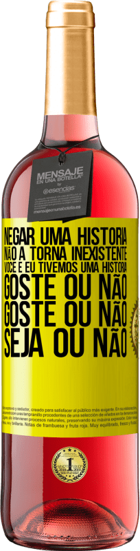 29,95 € Envio grátis | Vinho rosé Edição ROSÉ Negar uma história não a torna inexistente. Você e eu tivemos uma história. Goste ou não. Goste ou não. Seja ou não Etiqueta Amarela. Etiqueta personalizável Vinho jovem Colheita 2024 Tempranillo