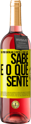 29,95 € Envio grátis | Vinho rosé Edição ROSÉ Sua pior batalha é entre o que você sabe e o que sente Etiqueta Amarela. Etiqueta personalizável Vinho jovem Colheita 2025 Tempranillo