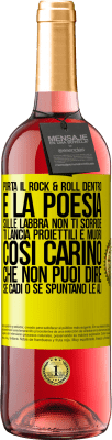 29,95 € Spedizione Gratuita | Vino rosato Edizione ROSÉ Porta il Rock & Roll dentro e la poesia sulle labbra. Non ti sorride, ti lancia proiettili e muori così carino che non puoi Etichetta Gialla. Etichetta personalizzabile Vino giovane Raccogliere 2023 Tempranillo