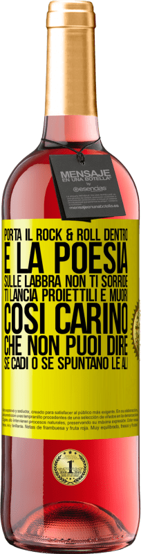 29,95 € Spedizione Gratuita | Vino rosato Edizione ROSÉ Porta il Rock & Roll dentro e la poesia sulle labbra. Non ti sorride, ti lancia proiettili e muori così carino che non puoi Etichetta Gialla. Etichetta personalizzabile Vino giovane Raccogliere 2025 Tempranillo