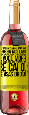 29,95 € Envio grátis | Vinho rosé Edição ROSÉ Ela traz Rock & Roll para dentro e poesia nos lábios. Ele não sorri para você, ele lança balas para você e você morre tão Etiqueta Amarela. Etiqueta personalizável Vinho jovem Colheita 2023 Tempranillo