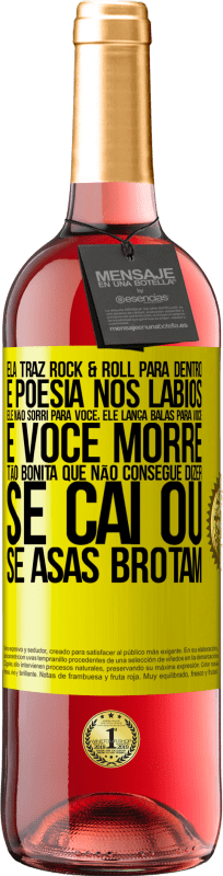 29,95 € Envio grátis | Vinho rosé Edição ROSÉ Ela traz Rock & Roll para dentro e poesia nos lábios. Ele não sorri para você, ele lança balas para você e você morre tão Etiqueta Amarela. Etiqueta personalizável Vinho jovem Colheita 2024 Tempranillo