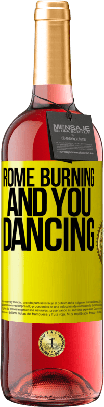 29,95 € 送料無料 | ロゼワイン ROSÉエディション ローマの燃焼とあなたの踊り 黄色のラベル. カスタマイズ可能なラベル 若いワイン 収穫 2023 Tempranillo