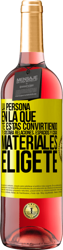 29,95 € Envío gratis | Vino Rosado Edición ROSÉ La persona en la que te estás convirtiendo te costará relaciones, espacios y cosas materiales. Elígete Etiqueta Amarilla. Etiqueta personalizable Vino joven Cosecha 2025 Tempranillo