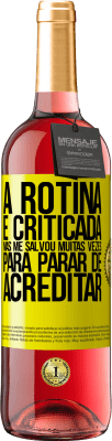 29,95 € Envio grátis | Vinho rosé Edição ROSÉ A rotina é criticada, mas me salvou muitas vezes para parar de acreditar Etiqueta Amarela. Etiqueta personalizável Vinho jovem Colheita 2024 Tempranillo