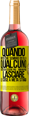 29,95 € Spedizione Gratuita | Vino rosato Edizione ROSÉ Quando noto che piaccio a qualcuno, cerco di piacergli di peggio ... Non mi piace lasciare le cose a metà strada Etichetta Gialla. Etichetta personalizzabile Vino giovane Raccogliere 2024 Tempranillo