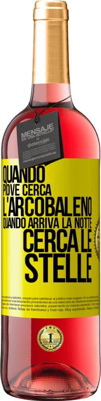 29,95 € Spedizione Gratuita | Vino rosato Edizione ROSÉ Quando piove, cerca l'arcobaleno, quando arriva la notte, cerca le stelle Etichetta Gialla. Etichetta personalizzabile Vino giovane Raccogliere 2024 Tempranillo