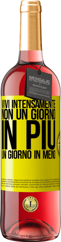 29,95 € Spedizione Gratuita | Vino rosato Edizione ROSÉ Vivi intensamente, non un giorno in più, un giorno in meno Etichetta Gialla. Etichetta personalizzabile Vino giovane Raccogliere 2024 Tempranillo