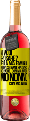 29,95 € Spedizione Gratuita | Vino rosato Edizione ROSÉ Mi vuoi sposare? Nella mia famiglia non possiamo sposarci: mio padre, con mia madre, mio ​​nonno con mia nonna Etichetta Gialla. Etichetta personalizzabile Vino giovane Raccogliere 2023 Tempranillo