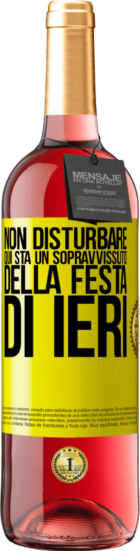 29,95 € Spedizione Gratuita | Vino rosato Edizione ROSÉ Non disturbare. Qui sta un sopravvissuto della festa di ieri Etichetta Gialla. Etichetta personalizzabile Vino giovane Raccogliere 2024 Tempranillo