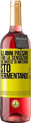 29,95 € Spedizione Gratuita | Vino rosato Edizione ROSÉ Gli anni passano e ho la sensazione che invece di maturare, sto fermentando Etichetta Gialla. Etichetta personalizzabile Vino giovane Raccogliere 2023 Tempranillo