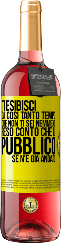 29,95 € Spedizione Gratuita | Vino rosato Edizione ROSÉ Ti esibisci da così tanto tempo che non ti sei nemmeno reso conto che il pubblico se n'è già andato Etichetta Gialla. Etichetta personalizzabile Vino giovane Raccogliere 2023 Tempranillo