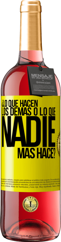 29,95 € Envío gratis | Vino Rosado Edición ROSÉ ¿Lo que hacen los demás o lo que nadie más hace? Etiqueta Amarilla. Etiqueta personalizable Vino joven Cosecha 2023 Tempranillo