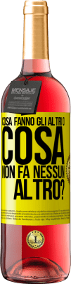 29,95 € Spedizione Gratuita | Vino rosato Edizione ROSÉ Cosa fanno gli altri o cosa non fa nessun altro? Etichetta Gialla. Etichetta personalizzabile Vino giovane Raccogliere 2024 Tempranillo