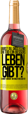 29,95 € Kostenloser Versand | Roséwein ROSÉ Ausgabe Glaubst du, dass es nach dem Tod ein besseres Leben gibt? Es kommt darauf an. Nach wessen Tod? Gelbes Etikett. Anpassbares Etikett Junger Wein Ernte 2023 Tempranillo