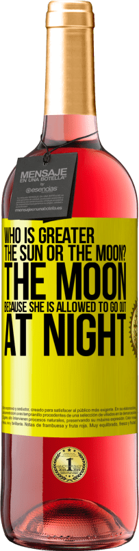 29,95 € Free Shipping | Rosé Wine ROSÉ Edition Who is greater the sun or the moon? The moon, because she is allowed to go out at night Yellow Label. Customizable label Young wine Harvest 2023 Tempranillo