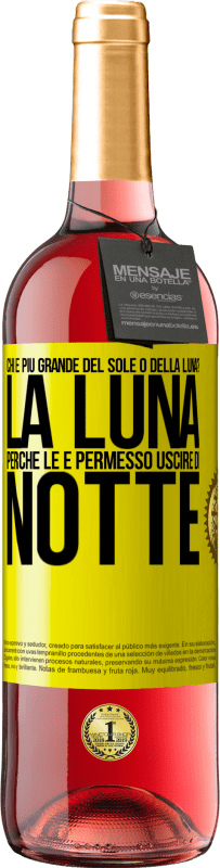 29,95 € Spedizione Gratuita | Vino rosato Edizione ROSÉ Chi è più grande del sole o della luna? La luna, perché le è permesso uscire di notte Etichetta Gialla. Etichetta personalizzabile Vino giovane Raccogliere 2023 Tempranillo