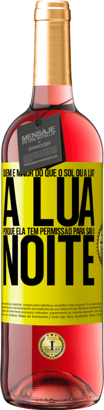 29,95 € Envio grátis | Vinho rosé Edição ROSÉ Quem é maior do que o sol ou a lua? A lua, porque ela tem permissão para sair à noite Etiqueta Amarela. Etiqueta personalizável Vinho jovem Colheita 2023 Tempranillo