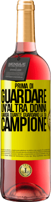 29,95 € Spedizione Gratuita | Vino rosato Edizione ROSÉ Prima di guardare un'altra donna, guarda quante guardano la tua, campione Etichetta Gialla. Etichetta personalizzabile Vino giovane Raccogliere 2023 Tempranillo